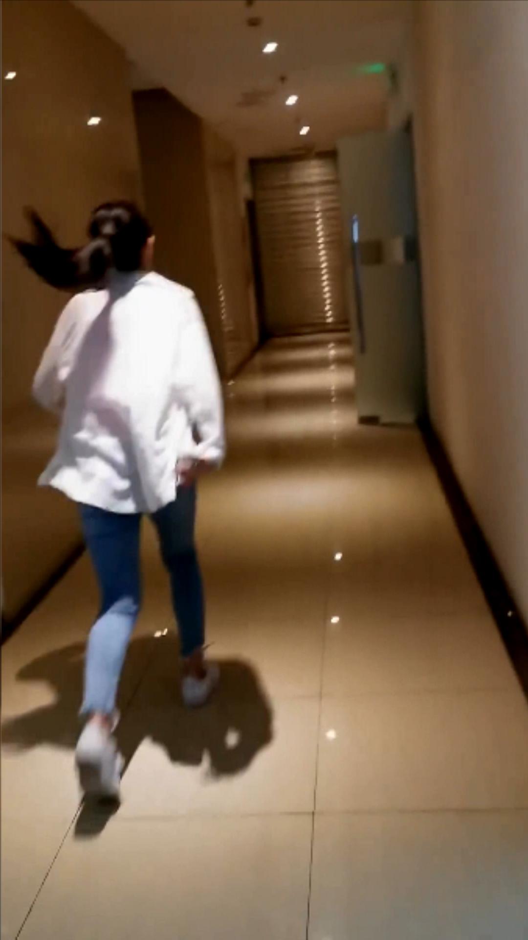 办公大楼女厕偷拍 长发美女憋坏了跑步上厕所 捎带拍了一个大口逼.mp4_20230401_103734704.jpg